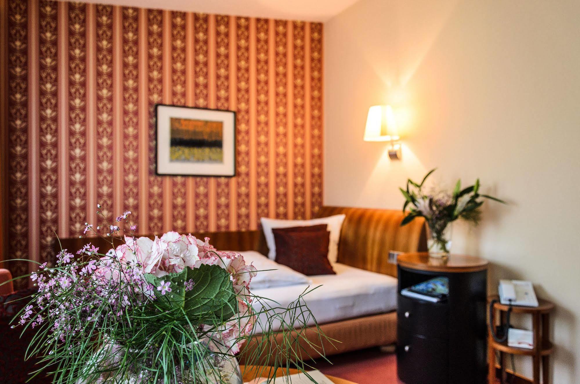 Akzent Hotel Goldner Hirsch Каменц Экстерьер фото