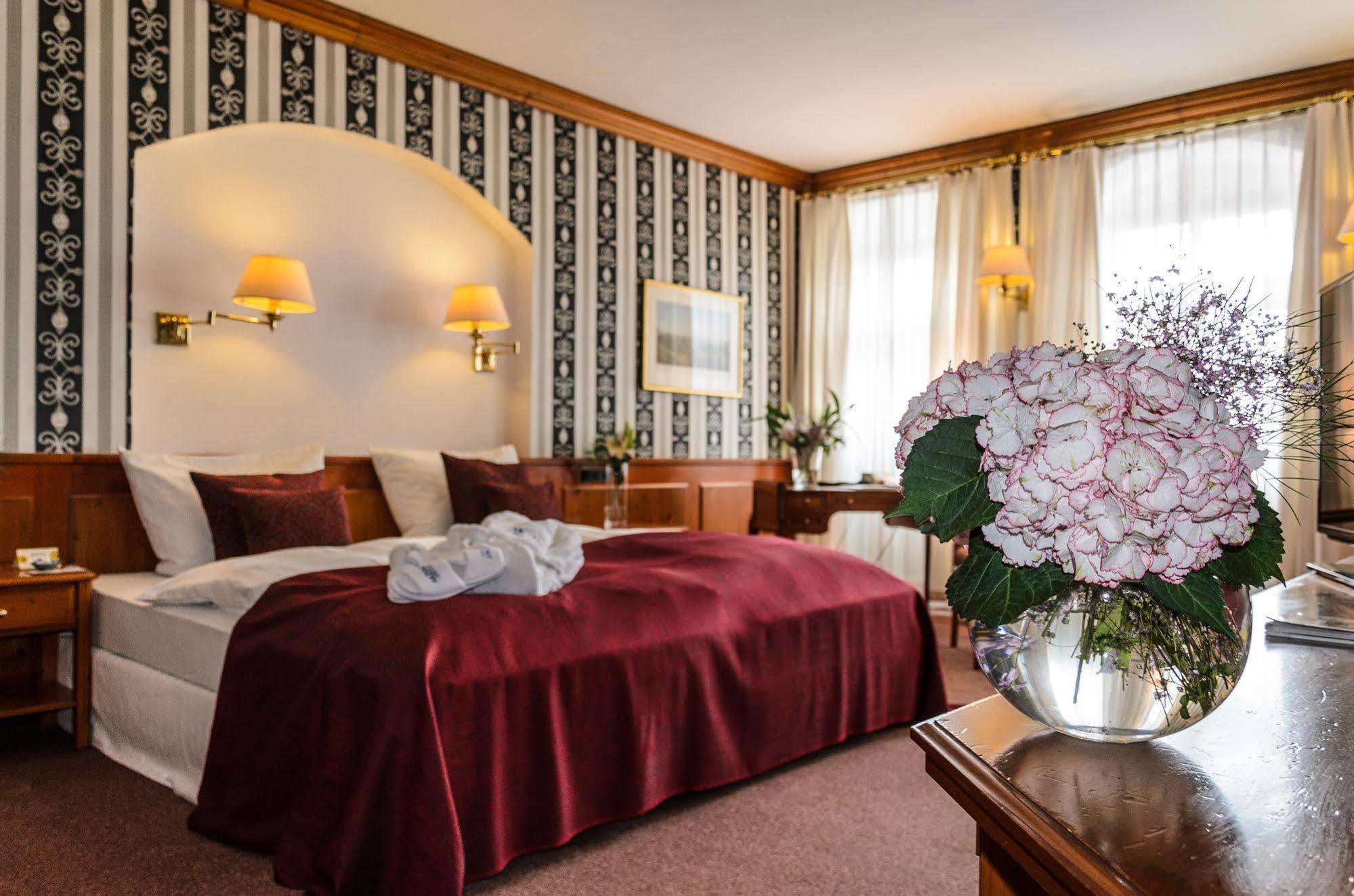 Akzent Hotel Goldner Hirsch Каменц Экстерьер фото
