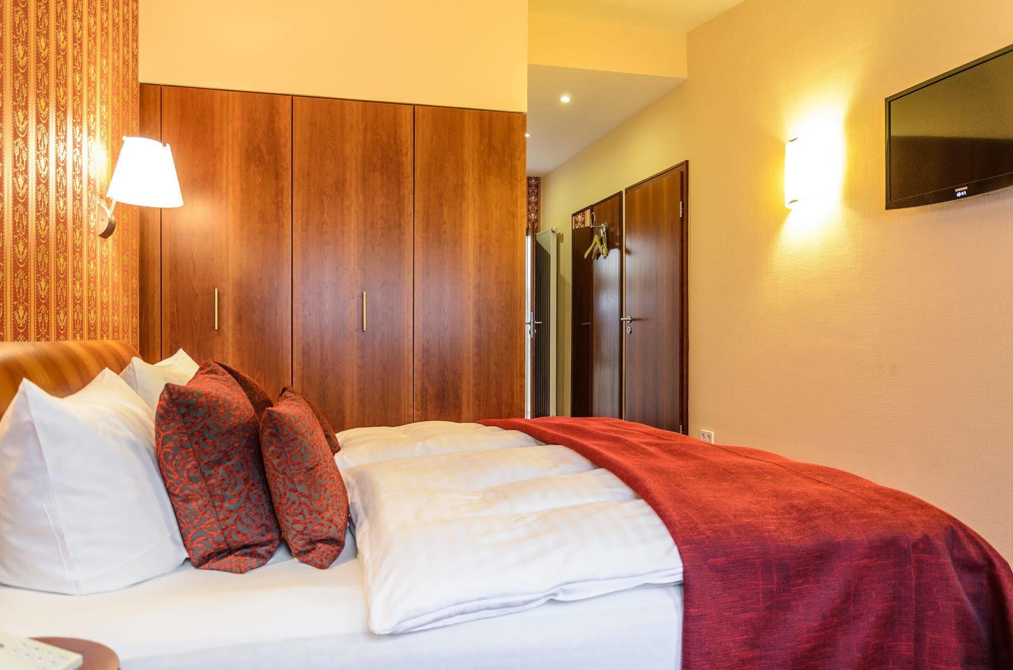 Akzent Hotel Goldner Hirsch Каменц Экстерьер фото